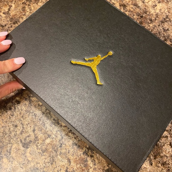 SOLD New, never used Little Kids Jordan 1 Mid. - Picture 3 of 4